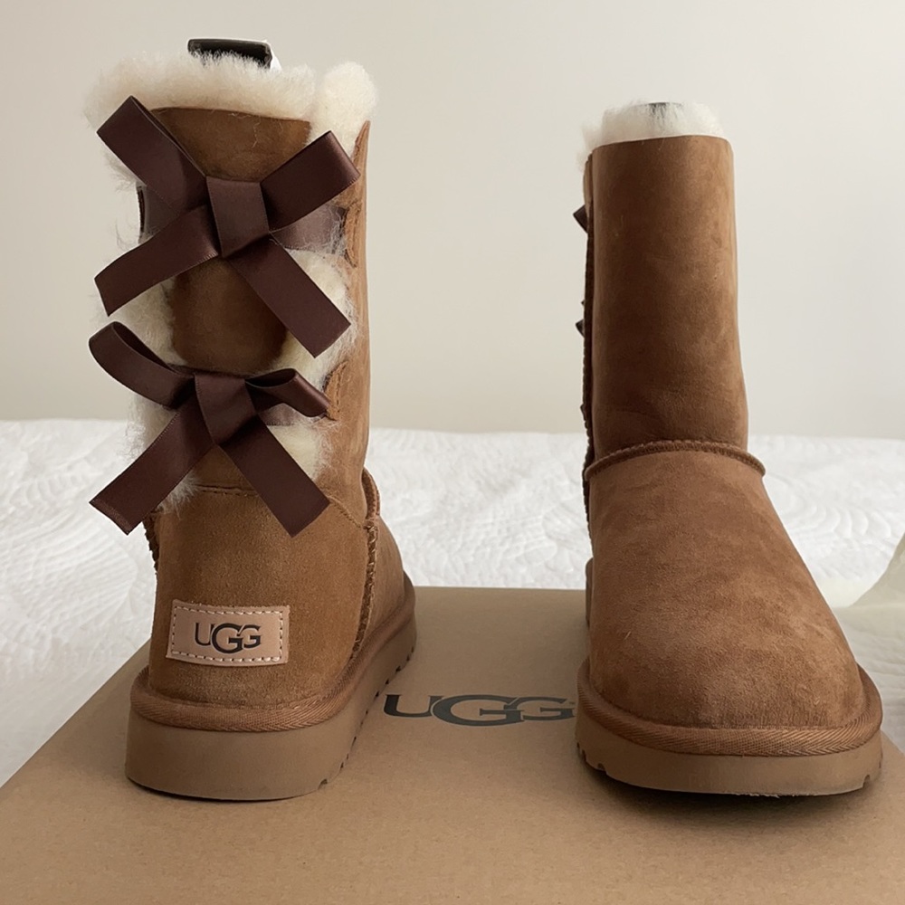 UGG Bailey Bow II - Size 8, Chestnut